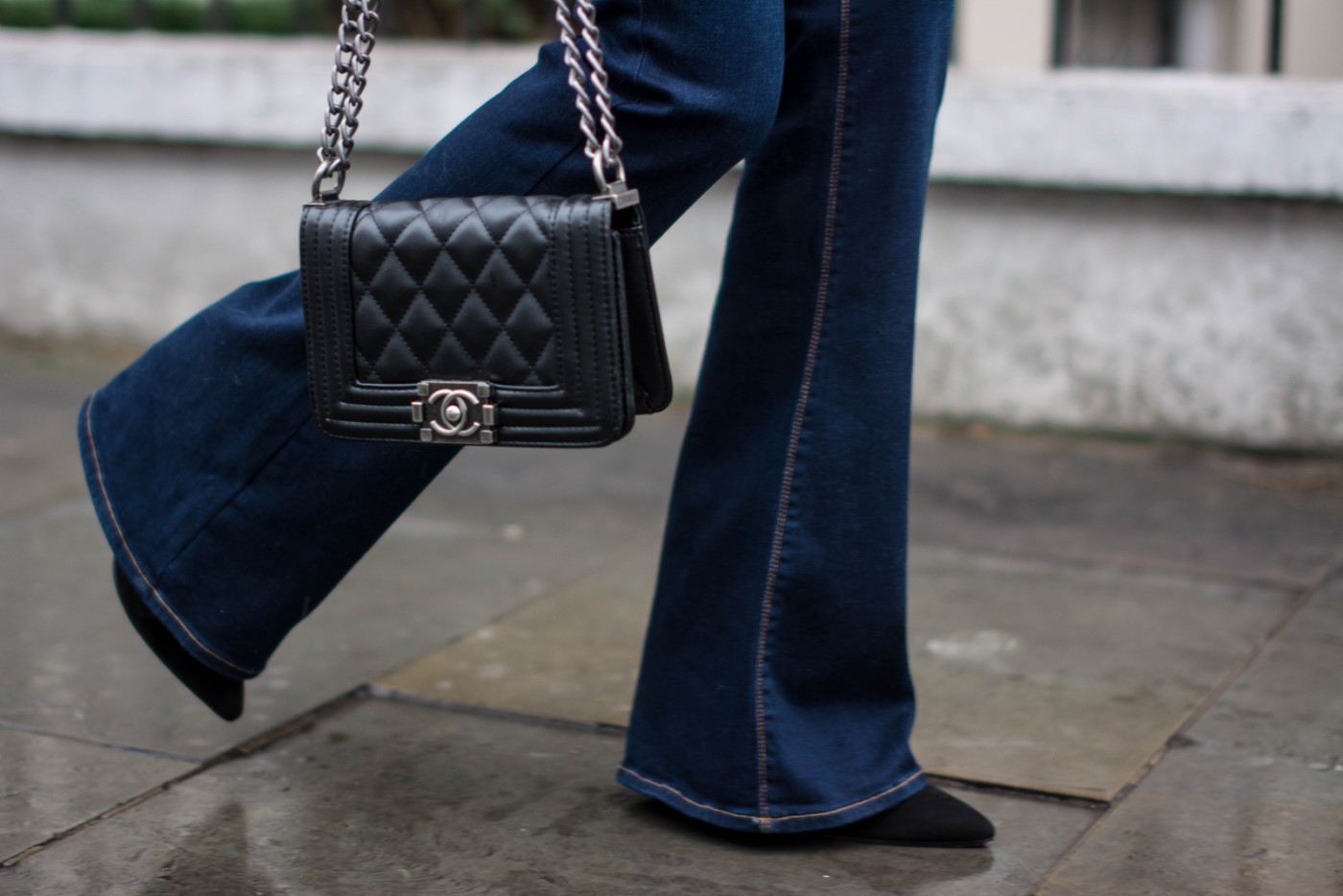 EJSTYLE-Zara-flared-jeans-Chanel-boy-bag-black-small-Street-style